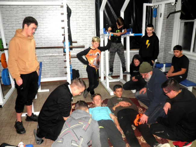 Журналіст відкрив спортзал у селищі за 6 кілометрів від Росії, аби врятувати газету від закриття