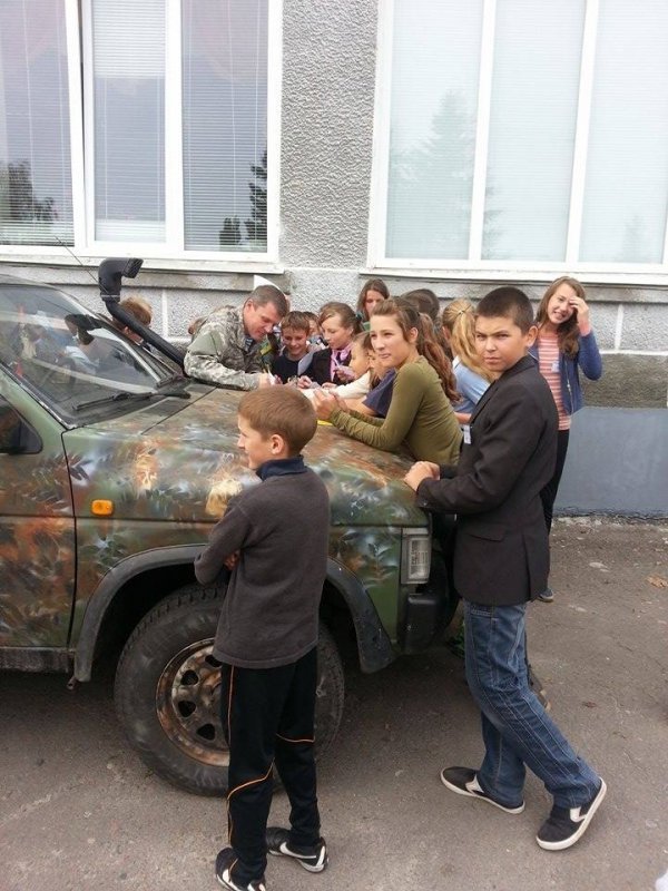 Волонтери розповіли дітям, як можна допомагати бійцям