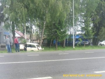 На Волині зіткнулись вантажівка і ВАЗ: водія легковика затиснуло в салоні