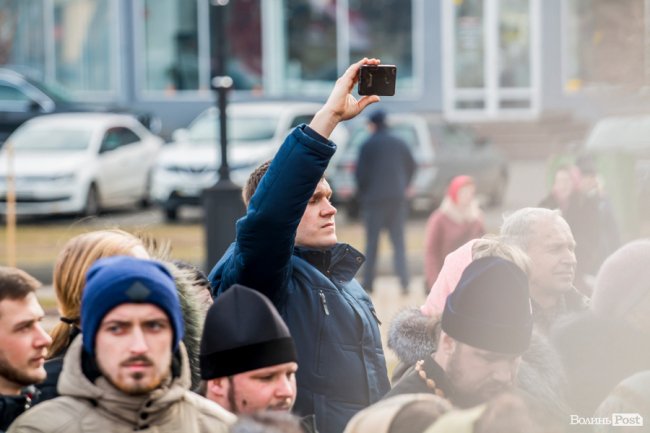 «Силою нашу церкву ніхто не забере»: як у Луцьку прихильники УПЦ (МП) на майдан вийшли. ФОТОРЕПОРТАЖ