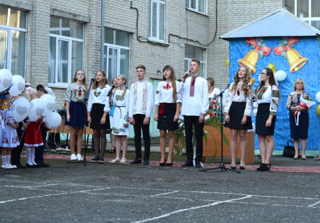 Перший дзвоник у найменшому місті на Волині. ФОТО