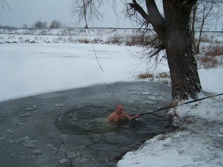 Як під Луцьком козаки і монахи купалися в крижаній воді. ФОТО
