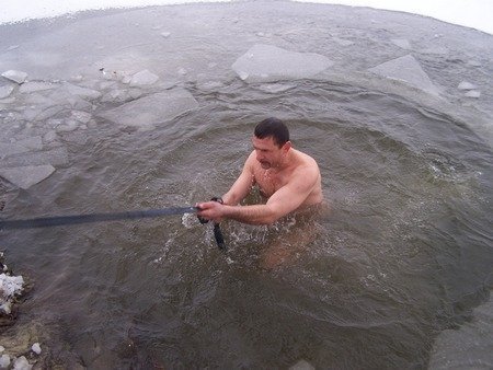 Як під Луцьком козаки і монахи купалися в крижаній воді. ФОТО