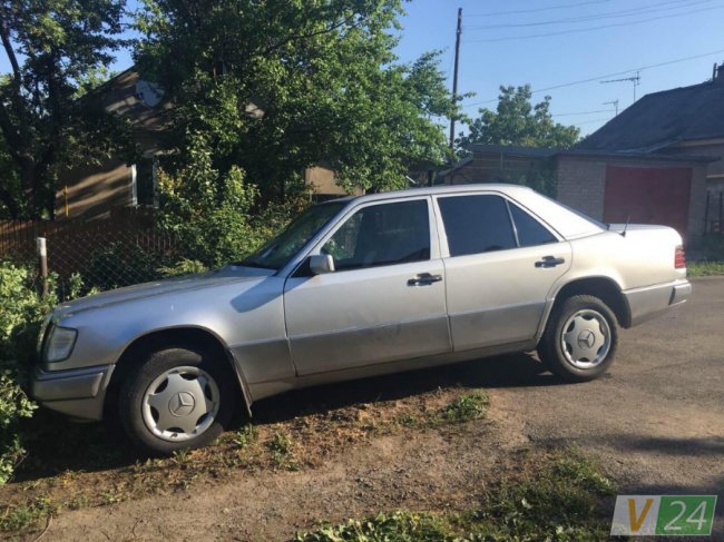 У Луцьку нетверезий водій на Mercedes збив стовп. ФОТО
