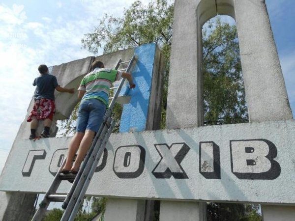 Ще одне місто на Волині стало синьо-жовтим. ФОТО