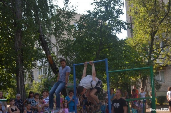 У луцьких дворах - нові спортивні майданчики. ФОТО