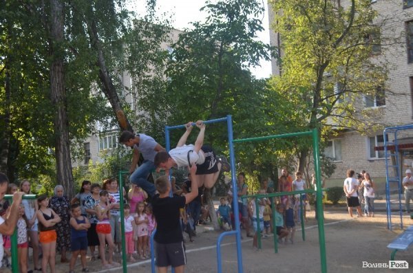 У луцьких дворах - нові спортивні майданчики. ФОТО