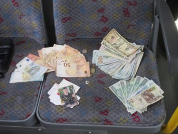 Польський водій повернув українцю втрачений пакунок з 9 тисячами доларів