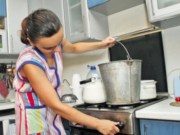 Гріють воду у каструлях: лучани скаржаться на комунальників через затяжний ремонт