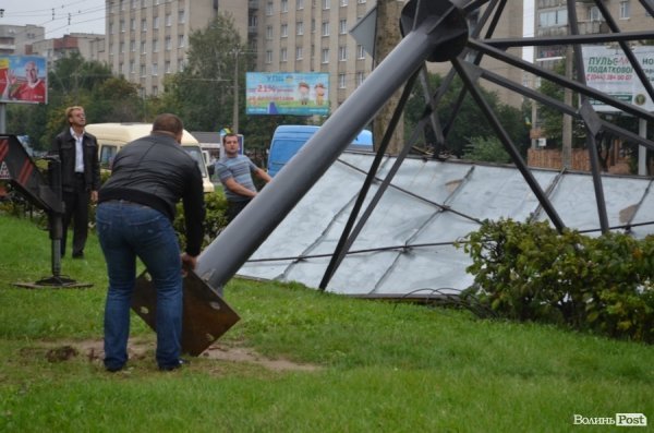 Негода повалила білборд на дорогу та дерево на дитячий майданчик. ФОТО