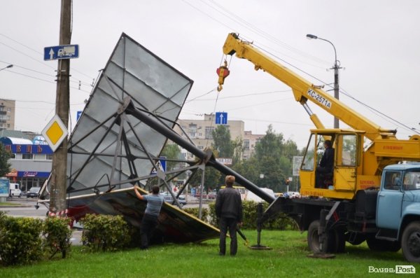 Негода повалила білборд на дорогу та дерево на дитячий майданчик. ФОТО