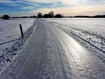 Завтра, 25 березня, в Україні очікується сніг та ожеледиця на дорогах