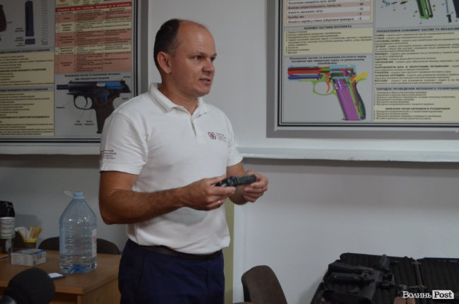Зі зброї – у мультимедійну дошку: у Луцьку в університеті вчитимуть стріляти 