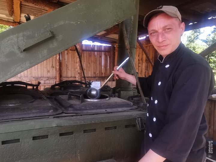 Кухар із Луцька готує кулінарні шедеври на польовій кухні в Нацгвардії