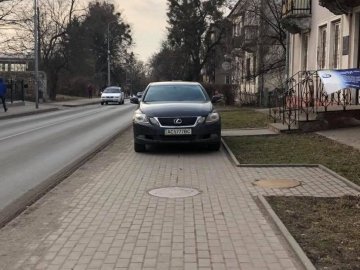 У Луцьку «автохам» на Lexus перегородив весь тротуар. ФОТО