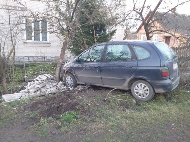 У місті на Волині автівка на «євробляхах» влетіла в бетонну огорожу. ФОТО
