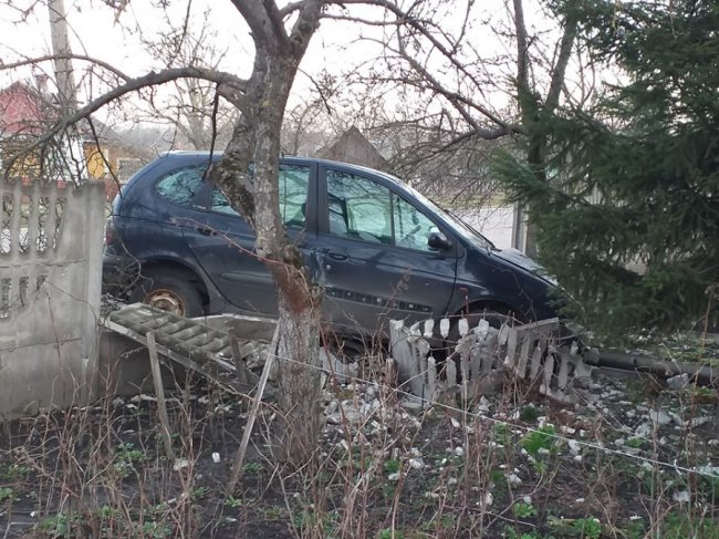 У місті на Волині автівка на «євробляхах» влетіла в бетонну огорожу. ФОТО