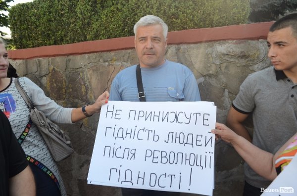 Під Луцькрадою мітингували підприємці проти знесення кіосків. ФОТО