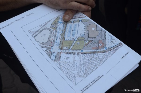 Під Луцькрадою мітингували підприємці проти знесення кіосків. ФОТО