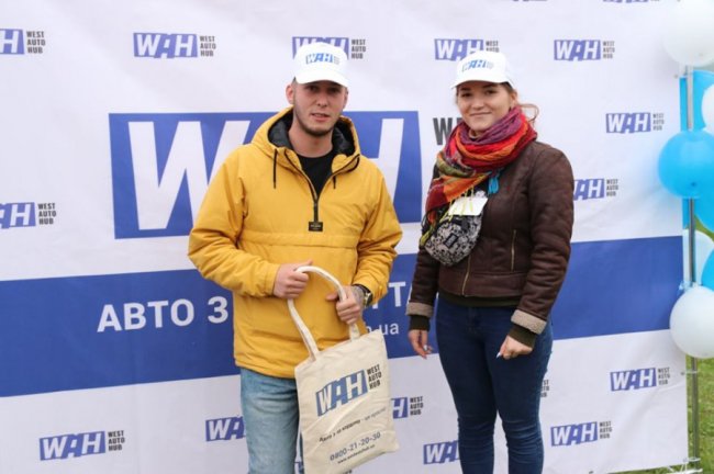 Луцька компанія WEST AUTO HUB розігрує iPhone X на фестивалі ретро-автомобілів  у столиці*