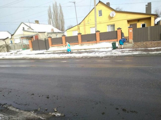 Після «піару» лучанин встановив контейнер для сміття