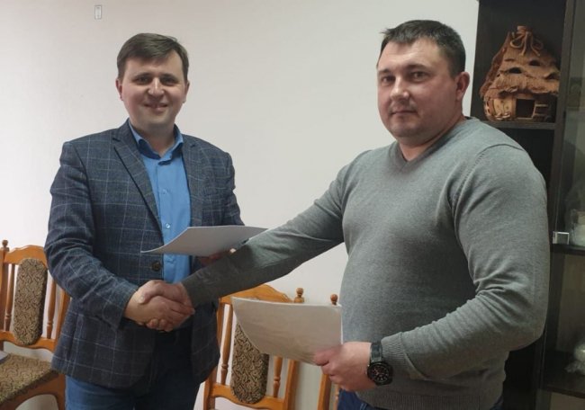 Автомобілі, комп'ютери, меблі: Луцька райрада допомагає громадам та поліції