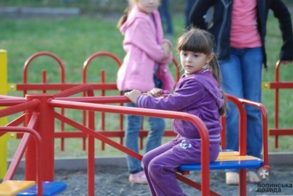 У Луцьку – новий дитячий майданчик. ФОТО