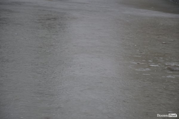 У центрі Луцька залили ковзанку