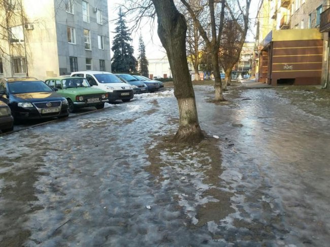 В місті на Волині тротуари не посипали навіть біля міськради, - соцмережі. ФОТО