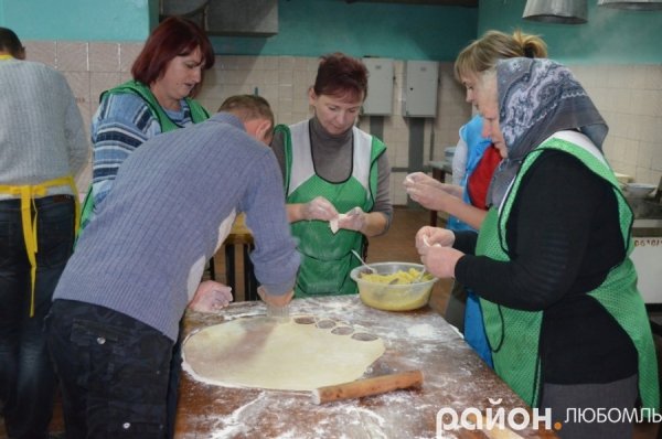 Любомль: військовим зліпили 15 відер вареників