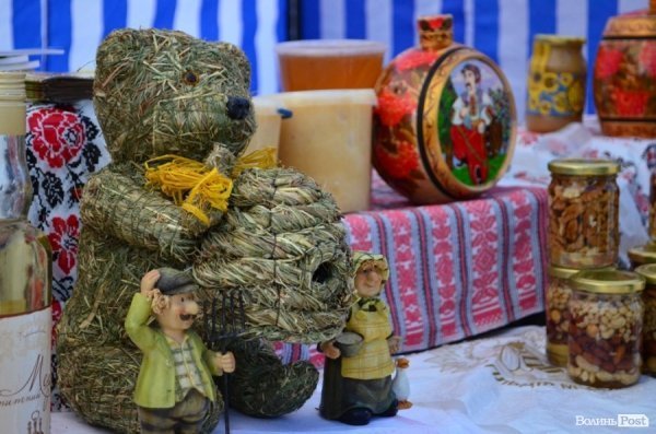 У Луцьку куштують, п’ють та лікуються медами. ФОТО  