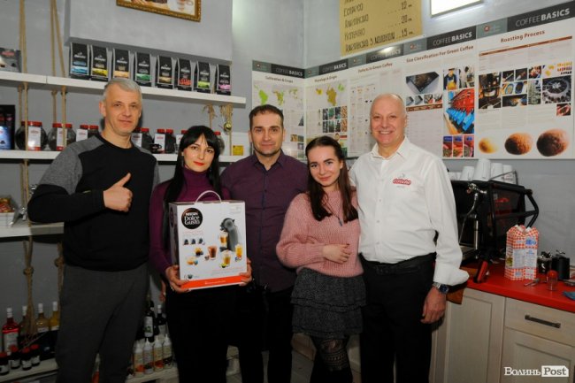 Зліва направо: Василь Лівак, Тетяна Билица, Юрій Тимченко. Крайній справа - Роберто Вескові