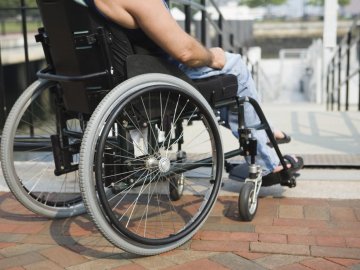 «Хто приймає ці новобудови, закриваючи очі?» - у Горохові люди обурені недбалим встановленням пандусів