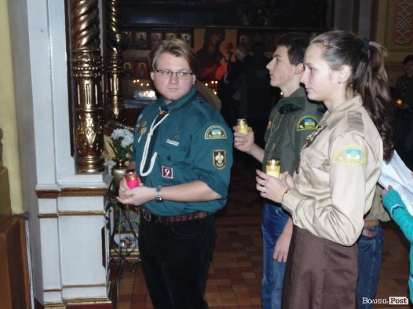 Пластуни передали Вифлиємський вогонь православній громаді Луцька. ФОТО. ВІДЕО