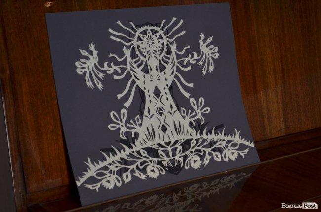 У Луцьку показали унікальні витинанки берегинь, кошти з продажу яких підуть на лікування Катрусі Ребрині. ФОТО