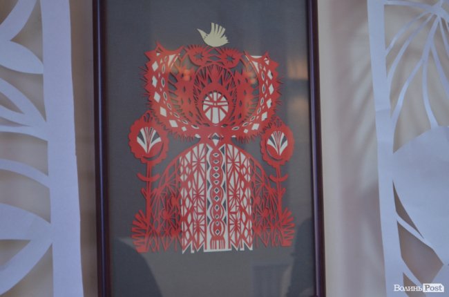 У Луцьку показали унікальні витинанки берегинь, кошти з продажу яких підуть на лікування Катрусі Ребрині. ФОТО