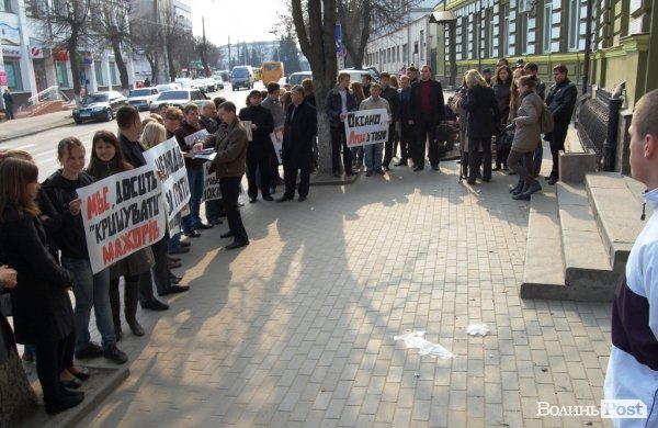 Покарати ґвалтівників Оксани Макар вимагають і лучани