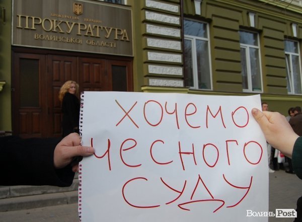 Покарати ґвалтівників Оксани Макар вимагають і лучани