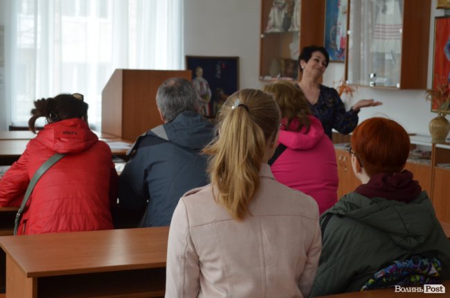 «Навіть перед донькою соромно, що мови не знаю»: переселенці у Луцьку вперше зібралися на розмовний клуб української