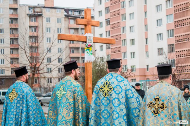 У Луцьку освятили хрест під будівництво дитячої церкви. ФОТО