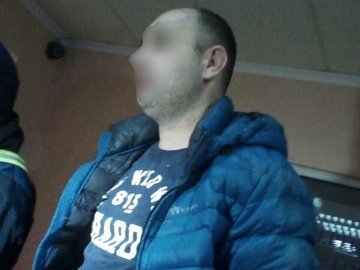 У Луцьку п'яний хуліган кидав каміння у вікна