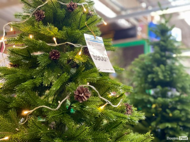 За скільки в Луцьку можна купити штучну новорічну ялинку