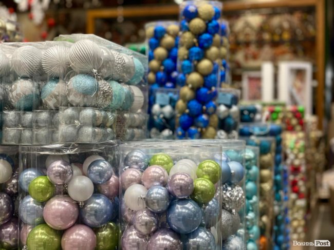 За скільки в Луцьку можна купити штучну новорічну ялинку