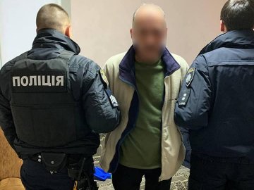 У Києві чоловік стріляв у перехожих з балкона