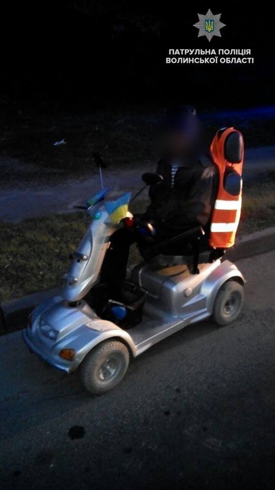 «Заглох» візок: у Луцьку чоловік з інвалідністю не міг дістатися додому. ФОТО