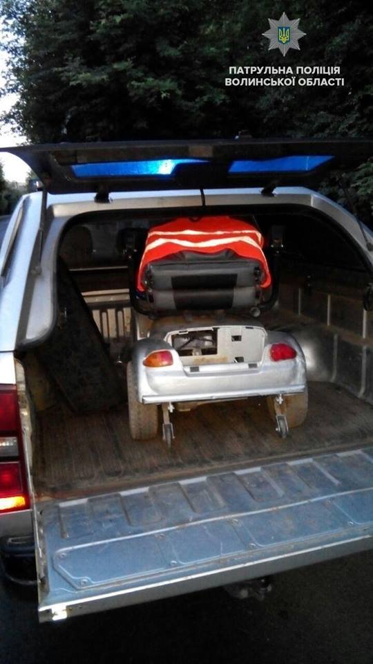 «Заглох» візок: у Луцьку чоловік з інвалідністю не міг дістатися додому. ФОТО