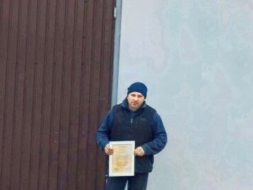 Автомайстер з Волині допомагає ремонтувати техніку для військових з Львівщини 