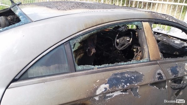 Спалений «Мерседес» належить сину злодія в законі. ФОТО