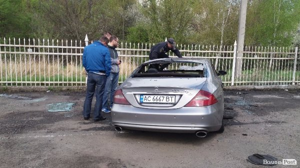 Спалений «Мерседес» належить сину злодія в законі. ФОТО