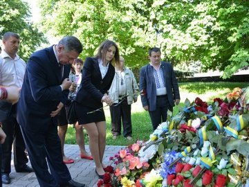 У Луцьку поклали квіти до могили Героя Майдану. ФОТО